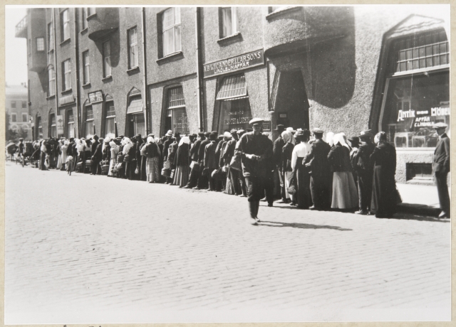 Eduskunnan historia ja ensimmäiset vaalit, ihmiset jonottamassa