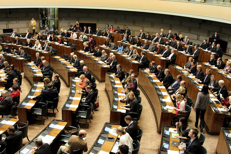 Kansanedustajan työ on istumista salissa ja valtuustoissa.